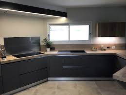 C'est une traditionnelle décoration à base de gris et noir que nous découvrons dans ce trois pièces aux larges volumes. Cuisine Grise Avec Verriere Et Plan Chene Clair