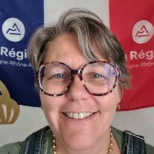 De la coiffure à la médaille d'or en usinage 🥇 : le parcours «  inimaginable » de Phoebe Perez, élève dans une école de production.