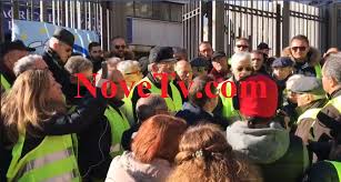 Informazioni complete su banca agricola popolare di ragusa in fiumedinisi, via umberto i, 68, 98022 fiumedinisi me, italy si prega di contattare banca agricola popolare di ragusa utilizzando le informazioni di seguito: Con I Gilet Gialli Per Protestare Contro La Banca Agricola Popolare Di Ragusa Novetv Com