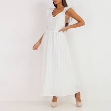 Journal d'informations locales et départementales. Robe Longue Blanche A Broderie Anglaise