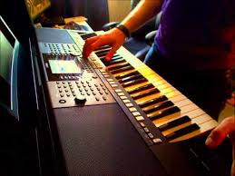 Suara yang dihasilkanpun agak berbeda dibandingkan dengan grand piano. One Man Band Keyboard