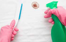 Versez du talc sur la tache et posez dessus une bonne épaisseur de papier absorbant. Comment Enlever Tache De Sang Sur Son Matelas 5 Conseils 16 Solutions Tout Pratique