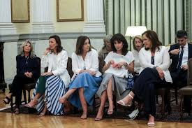 Η φωτογραφια ειναι απο την παραλία μαράθι στα χανιά και έκανε χαμό στο διαδίκτυο. Oi Adelfes Toy Kyriakoy Mhtsotakh Parakoloy8oyn Thn Orkwmosia Toy Prw8ypoyrgoy Adelfoy Toys Eikones Politikh Iefimerida Gr