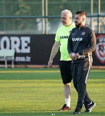 Sumudica spielte zuletzt bei глория бистрица (глория). Panenka Sport On Twitter Gaziantep Fk Teknik Direktoru Marius Sumudica Nin Teknik Heyette Gorev Verdigi Oglu Antrenor Lisansi Olmadan Maclarda Yardimci Antrenor Olarak Gorevlendirildigi Icin 1 Yil Ceza Aldi Https T Co Ltis3dswgf