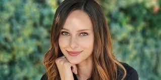 Annie Mackay's Instagram, Twitter & Facebook