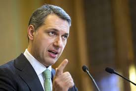 Több millió magyar nyugdíjast kezdett szédíteni orbán viktor, nem tudni. Lazar Janos Irdatlan Tokon Rugast Intezett A Sajat Videojaban Orban Legerzekenyebb Pontjaba Lazar