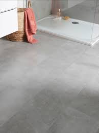 With this stunning finish you can appreciate a perfect continuous surface without interruptions, seams or joints that will dress your interior in an indistinguishable modern character. Pour Une Salle De Bain Design Et Moderne On Choisit Un Carrelage A L Aspect Gris Clair A L Effet B Salle De Bain Carrelage Salle De Bain Salle De Bain Design