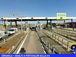 E' accaduto intorno alle 11 in pieno centro cittadino, dove un blindato della cosmopol è stato assaltat. Cerignola Assalto A Portavalori Sulla A14 Video Dailymotion