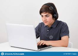 También puedes enfrentar les varios niveles de la computadora y aprovechar de series gratis de entrenamiento. Jugador De Knud Usando Un Auricular Inala Mbrico Jugando A Un Juego De Computadora Imagen De Archivo Imagen De Knud Jugador 158778077