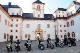 Das jagdschloss augustusburg wurde in den jahren 1568 bis 1572 oberhalb der gleichnamigen stadt auf dem schellenberg 516 m ü. Schloss Augustusburg Renaissance Trifft Bikes Die Sehenswerten Drei