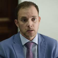 Anuncian otra baja en el gobierno