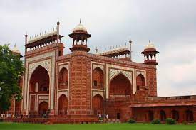 泰姬瑪哈陵正門是一座紅砂岩建築 以白色邊框裝飾 是典型伊斯蘭教樣式 taj mahal visit india sightseeing