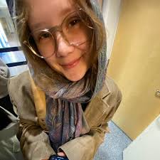 Iida-Ellen ”Iita, Iitatiita” Aleksandra Lehto Syntynyt: 21.1.2004 Pituus:  varmaan 162cm Paikkakunta: Vimpeli (rules) Huone: 621 Kasti: MoMe Tässä