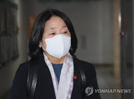 윤미향(尹美香, 1964년 10월 23일 ~ )은 대한민국의 사회운동가(사회단체활동가), 정치인이다. ìœ¤ë¯¸í–¥ ì˜ì›ì‹¤ ì¶œê·¼ í›„ ë'ë¬¸ë¶ˆì¶œ ì²« ì˜ì´ë„ ë¶ˆì°¸ ì—°í•©ë‰´ìŠ¤
