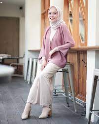 Menurut desey seperti dilansir antaranews kecenderungan memilih warna seperti itu karena sebentar lagi kita memasuki musim panas. 9 Inspirasi Busana Muslim Warna Pastel Ala Hamidah Rachmayanti