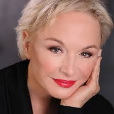 Sandra Lloyd's Instagram, Twitter & Facebook