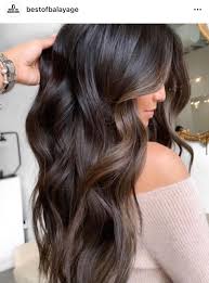 Si applica il colore con un pennello su alcune ciocche di capelli. Colore Capelli 2021 Foto Castani 10 Idee Dal Visone Allo Zucchero Di Canna Amica