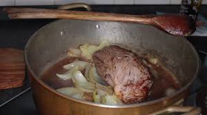 Tritate 2 parti di salvia e una di rosmarino, poi mescolate 2 cucchiai di questo trito con il burro morbido, sale e pepe. Arrosto Di Manzo In Pentola Cibodentro