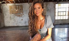 Página inicial ► folk ► cami. Cami Gallardo Anuncia Videoclipe De Querida Rosa E Reedita Seu 1Âº Disco