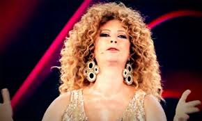 La naufraga, convocata in postazione nomination, riascolta una clip in cui ha ricordato la dolorosa morte del compagno salvo, avvenuta nel 2004 al termine di una grave malattia al cuore. Chi E Valentina Persia Oggi Origini Eta E Padre Dei Suoi Figli