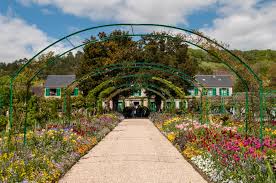 He continued to travel, going to norway in 1895, making three trips to london from 1899 through 1901, and taking alice to venice in 1908. Datei Claude Monet House And Garden In Giverny 8741495125 Jpg Wikipedia