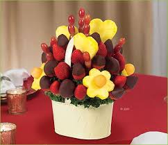These Would Make Great Center Pieces If They Weren T So Expensive Chocolate Dipped Fruit Unique Recipes Chocolate Covered Strawberries
