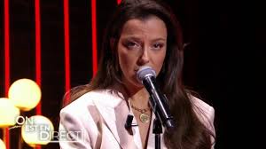 Les chanteuses qui font les gestes de leurs mots. Camille Lellouche Chante N Insiste Pas Et Denonce Les Violences Conjugales Clip
