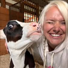 hello! i'm wondering if anyone knows any good cake decorators? my birthday  is in august and im looking to have a hello kitty or strawberry shortcake  cake!