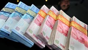 Hasil gambar untuk uang banyak di tangan