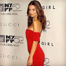 L'amore, è un argomento complesso da trattare, fincher lo sa bene e proprio in virtù di questo, si spinge oltre. Emily Ratajkowski Protagonista Di Amore Bugiardo Di Fincher Mi Vesto Come Mi Piace Ballo Come Mi Pare E Vado A Letto Con Chi Voglio Radio Deejay