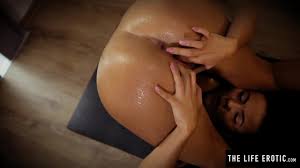 汗まみれのヨガの女の子は大規模なオーガズムを持っています