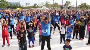 Aktiviti nya adalah senamrobik goyang inul. Perodua Anjur Fun Walk Hari Sukan Negara Gohed Gostan