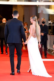 Si bien hace unos meses no se mostraban juntos, con el tiempo han perdido el miedo y sus redes sociales se han llenado de fotos de los novios. Ester Exposito Y Alejandro Speitzer En Un Viaje Perfecto A Galicia Vogue Mexico Y Latinoamerica