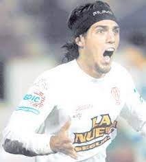 Prima punta potente, dotato di buona. La Pasion Digital El Bati Larrivey Es Jugador De Colon