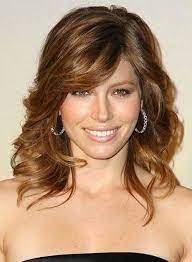 Would you pay attention to this beautiful model with curly hair with side bangs if you meet her on the street? Top Inspiration 47 Haircuts For Curly Hair With Side Bangs