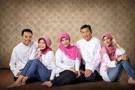 Contoh foto keluarga 4 orang di studio. 21 Tips Dan Contoh Pose Foto Keluarga Besar Di Studio Yang Memorable Lucu Santai Dan Formal