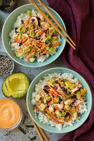 These California Roll Sushi Bowls Are Seriously Tasty An Easy Homemade Treat For Summer Lunches Bowls Ca Rezepte Kochrezepte Einfache Rezepte Mittagessen