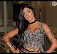 Is she dating or bisexual? Aline Riscado Volta Ao Domingao Apos Um Ano Como Jurada Do Danca Dos Famosos Purepeople