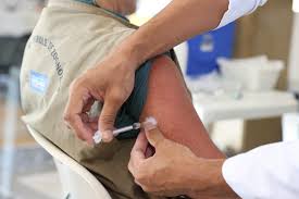 Vacina contra a dengue começa a ser aplicada em profissionais de saúde no litoral