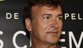 Born in the small rural locality of armadouro, pampilhosa da serra, he moved to paris at age 10 with his emigrant parents. Tony Carreira Surge Irreconhecivel Na Missa Depois De Um Mes Da Morte De Sara