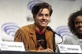 Dylan o'brien and tyler posey Riverdale Star Cole Sprouse Date Mit Beruhmten Schwestern