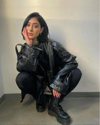 Последние твиты от elif esc (@elif_esc). Elif Musikerin Wikipedia
