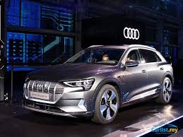 Mažos vaizdo kameros projektuoja galinį vaizdą viduje į septynių colių oled ekranus. First Fully Electric Audi E Tron Unveiled 300 Km Range In 30 Minutes Auto News Carlist My