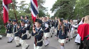 Opp mot 200 ungdommer samlet seg i son sent om kvelden 17. 17 Mai Med Bekkelaget Skoles Musikkorps Youtube