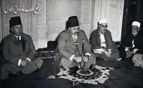 صورة جميلة للملك فاروق وإلى جواره الأمير محمد عبد المنعم ابن الخديوى عباس حلمى الثانى فى أحد المساجد Ancient Egyptian Egyptian Egypt