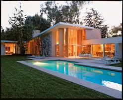 6 Surprisingly Modern Houses Of Mid Century Hollywood Stars Swimming Pools Hollywood Homes Building A Pool
