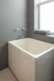Kleine Ofuro Badewanne Furs Moderne Bad In Weiss Und Grau Kleines Haus Badezimmer Badewanne Bad Badewanne Dusche