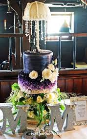 Torte Zur Hochzeit In Lila Tonen Bestehend Aus 3 Schichten Mit Schwebender Torte Als Schirm Viele Details Und Rosen Aus Hochzeitstorte Fondant Rose Torten