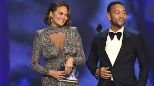 I woke up and thought john went the gym but nope. Chrissy Teigen Us Model Mit Baby Rundungen Teilt Auf Twitter Aus Welt