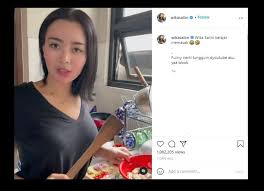Orek tempe pedas sederhanajangan kira masak tempe tak bisa dibuat mewah dan kelihatan 'mahal'. Wika Salim Masak Tempe Orek Di Dapur Penampilannya Bikin Salfok Matamata Com